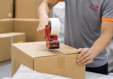 Упаковка товаров на складе перед отправкой